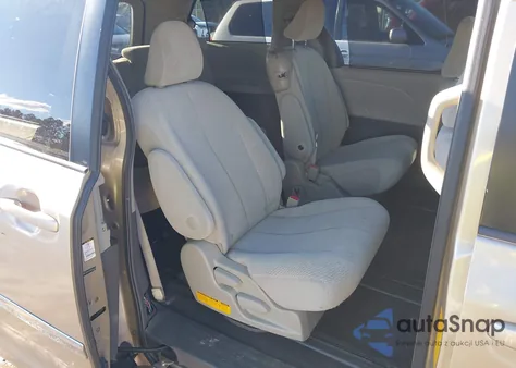 2011 Toyota Sienna Le V6 z USA, uszkodzony, nr VIN 5TDKK3DC4BS044334